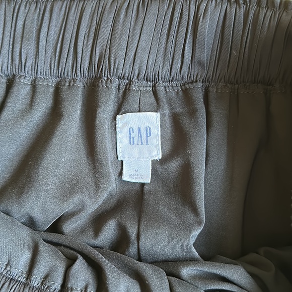 Softly Pleated Black Gap Skirt - Picture 2 of 5